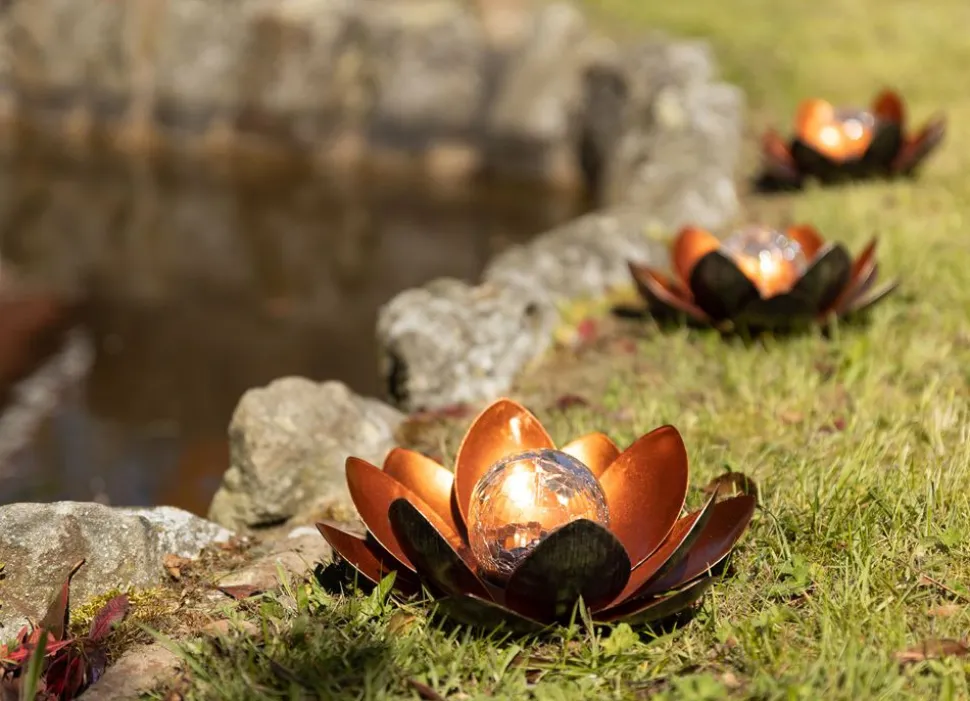 Solar-Lotusblume Mit Crackleglaskugel Und Led-Beleuchtung Warmweis